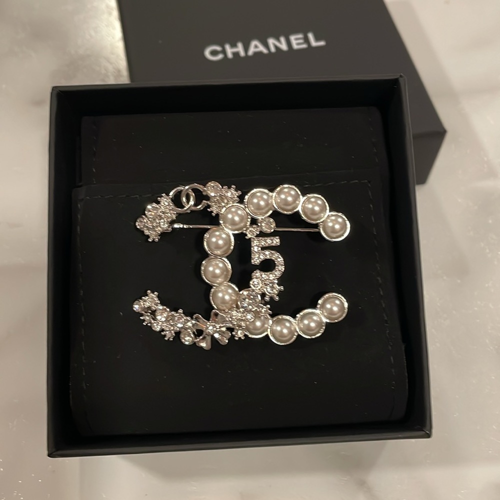 Chanel brooch, box, receipt, bag, flower and ribbon - Picture 11 of 16